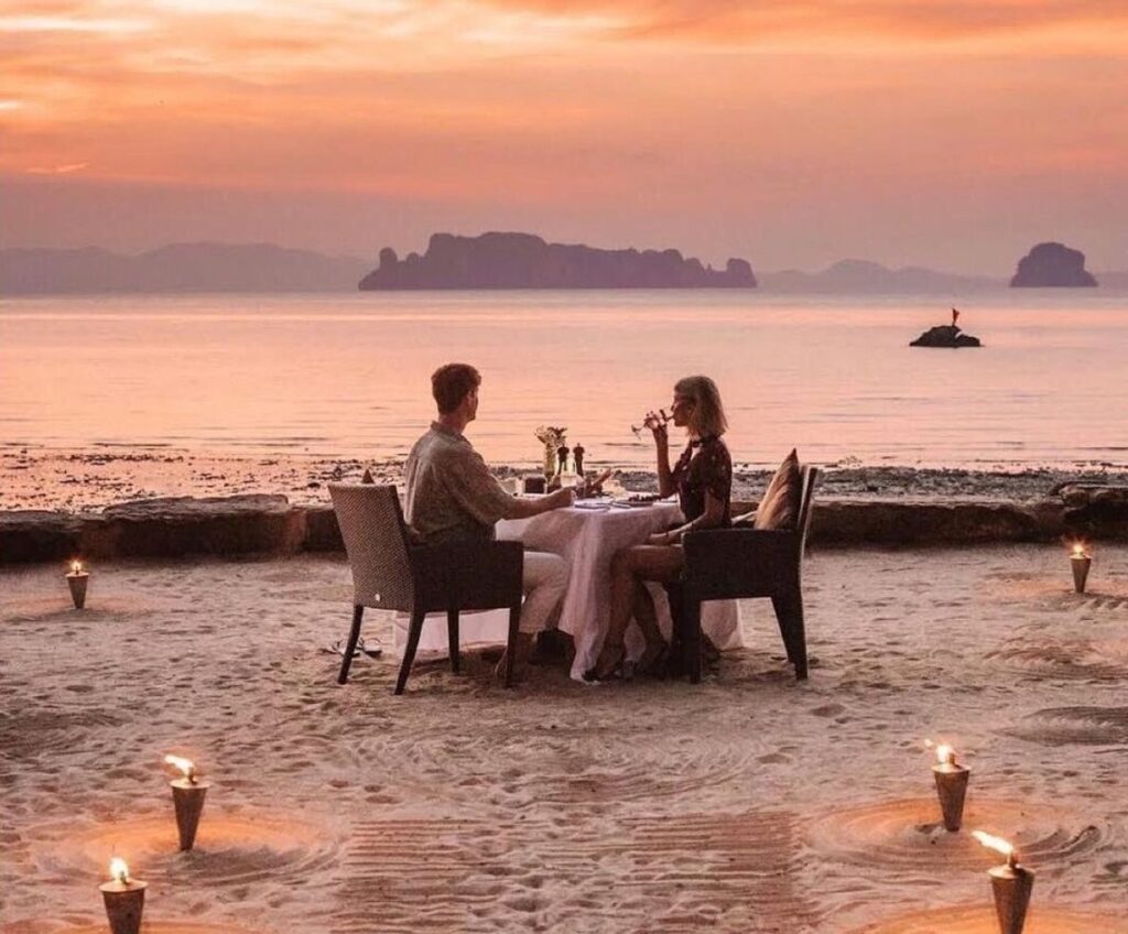 romantic dining experience on Komodo tour package